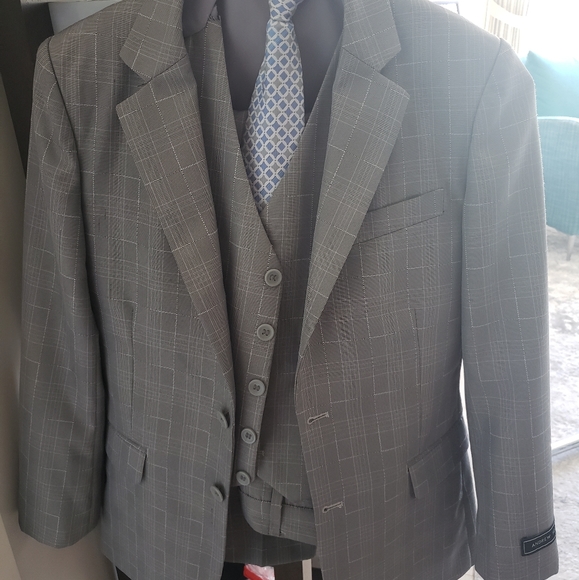 Boy's 5 piece suit with vest, shirt, tie and pants - Picture 1 of 7